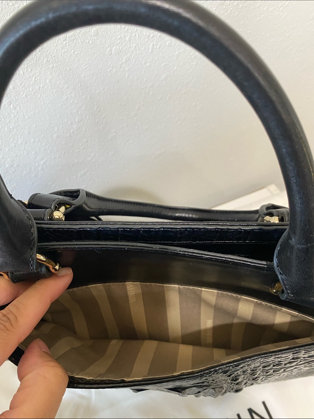 Brahmin Black Croc-Embossed Leather Satchel with Tassel and Matching Wallet ๐ค๐ - Picture 3 of 10